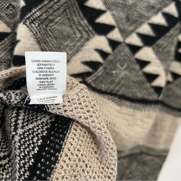 J.Jill Chevron-herringbone Aztec/Tribal print lightweight pullover top. - Picture 6 of 9